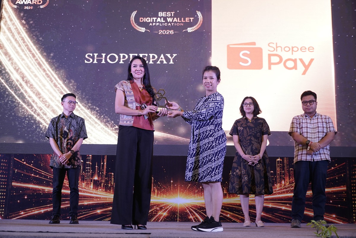 Eka Nilam Dari - Presiden Direktur ShopeePay Indonesia saat menerima Trofi Selular Award 2026 untuk penghargaan Best Digital Wallet Application untuk ShopeePay dan SPayLater memperoleh penghargaan Best Paylater Service di acara Selular Award 2026 di Menara Peninsula Jakarta pada Senin malam (8/6/2026).