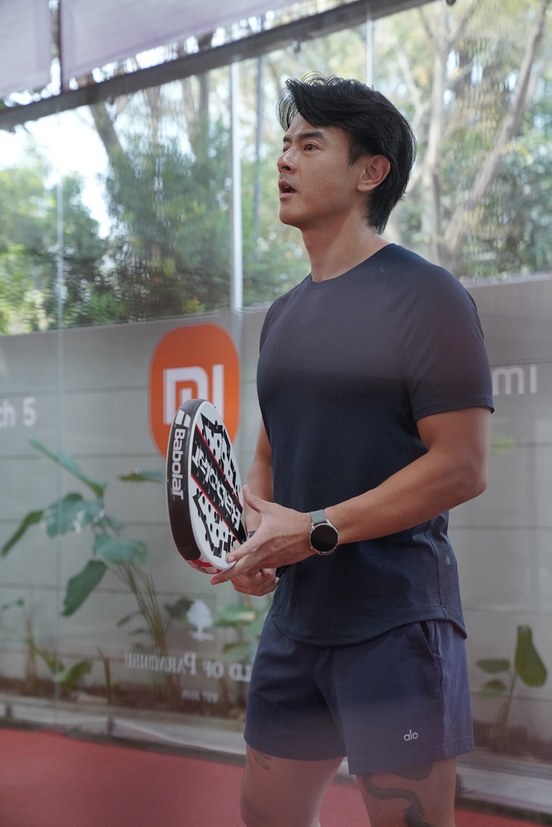 Dion Wiyoko bermain padel menggunakan Xiaomi Watch 5