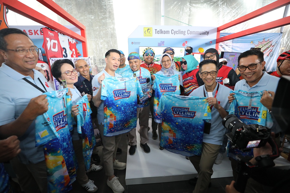 Direktur Utama Telkom Dian Siswarini bersama jajaran Direksi dan Senior Leader TelkomGroup mengunjungi booth Telkom Cycling Community pada rangkaian HUT ke-61 Telkom di The Telkom Hub, Jakarta, Senin (6/7). Kehadiran komunitas internal mencerminkan semangat kolaborasi dalam mendukung transformasi perusahaan.