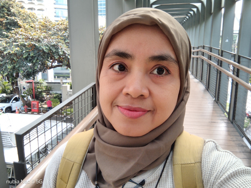 menggunakan kamera depan, tidak menggunakan filter, hasil tidak telalu berlebihan dan natural.