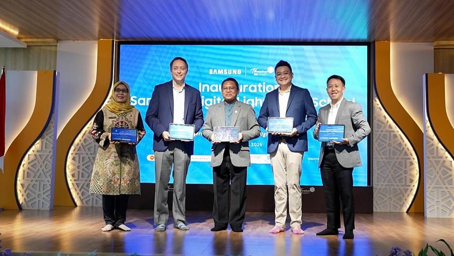 Dari kiri ke kanan: Dwi Anggraeni, Kepala Cabang Dinas Pendidikan Wilayah Kabupaten Malang; Carl Nordenberg, VP & Regional Head of Mobile Experience Business, Samsung Asia Tenggara & Oseania; Nur Abidin, Chief Executive Officer Thursina International Islamic Boarding School; dan Ian Chong, Regional Director Mobile Experience B2B, Samsung Asia Tenggara & Oseania, dalam peresmian Samsung Digital Lighthouse School di Thursina International Islamic Boarding School.