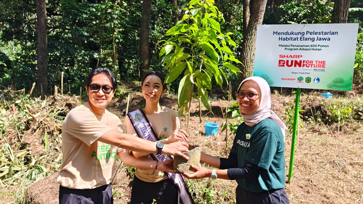 Sharp Indonesia Tanam 600 Pohon untuk Pulihkan Habitat Elang Jawa