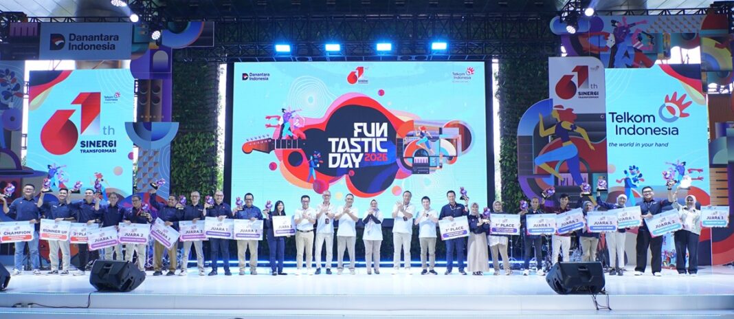Direktur Utama Telkom Dian Siswarini bersama jajaran Direksi Telkom menyerahkan penghargaan kepada para pemenang berbagai kompetisi dalam rangkaian perayaan HUT ke-61 Telkom bertajuk Siner61 Transformasi – Funtastic Day 2026 di The Telkom Hub, Jakarta, Senin (6/7). Apresiasi ini menjadi bentuk penghargaan atas semangat kolaborasi, sportivitas, dan kreativitas insan TelkomGroup.