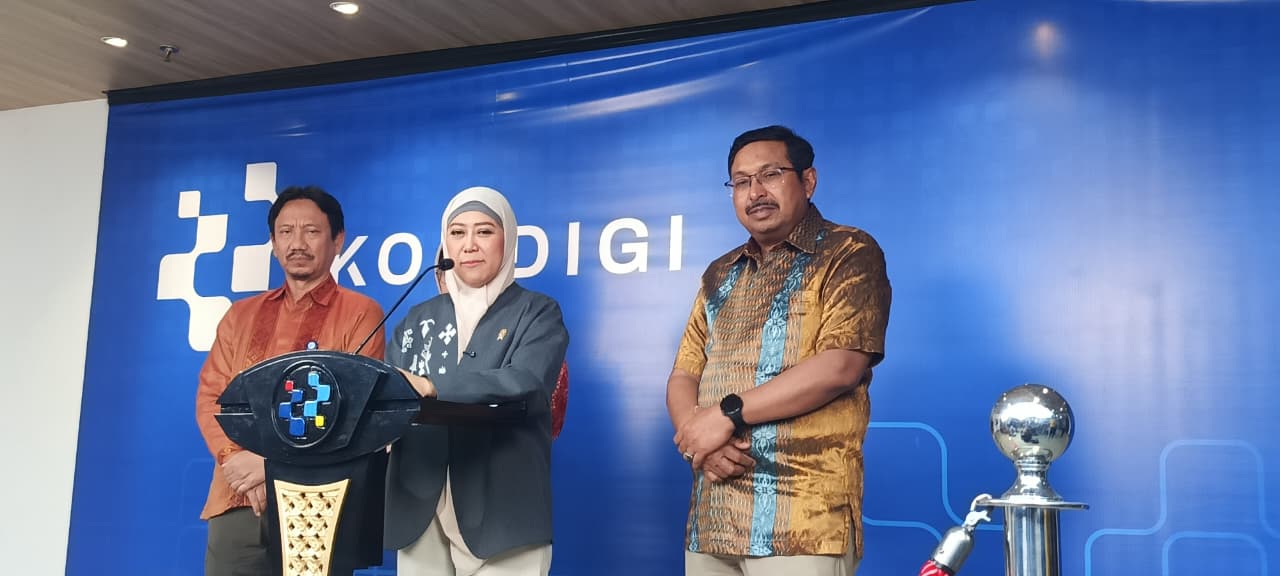 Komdigi Segera Lelang Pita Frekuensi 900 MHz yang Dikembalikan XLSmart