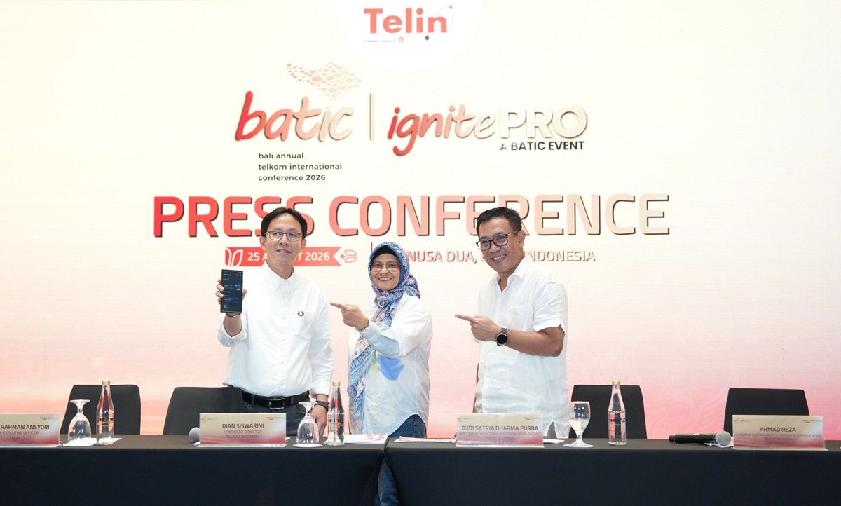 (kiri ke kanan) Chief Executive Officer Telin Abdul Rahman Ansyori, Direktur Utama Telkom Dian Siswarini dan Direktur Wholesale & International Service Telkom Budi Satria Dharma Purba saat konferensi pers BATIC 2026 di Nusa Dua, Bali, Selasa (25/8). Mengusung tema “Uniting Ecosystem to Drive Connected Progress”, BATIC 2026 menjadi platform strategis yang mempertemukan pelaku industri, regulator, penyedia teknologi, hyperscaler, investor, dan pemangku kepentingan digital untuk mendorong kolaborasi serta pertumbuhan ekosistem digital kawasan.