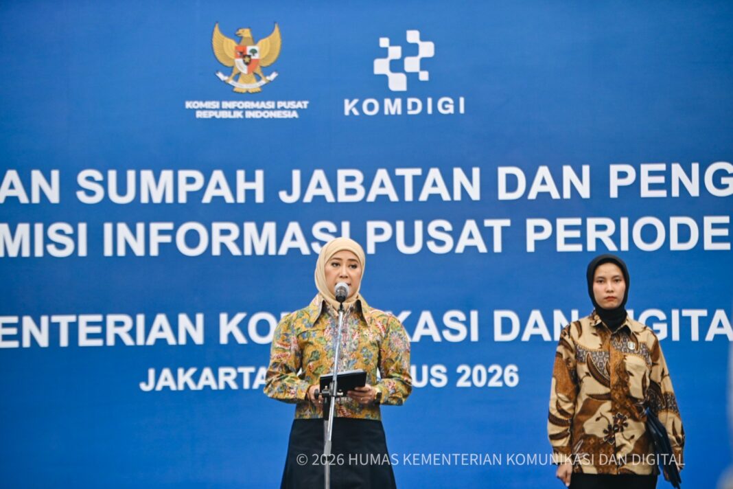 Menteri Komunikasi dan Digital, Meutya Hafid saat menyaksikan Pengukuhan Jabatan Komisioner KIP Periode 2026 - 2030 di Media Center, Kantor komdigi, Jakarta, Senin (3/8/2026). Foto : Ahmad Tri Hawaari/Komdigi