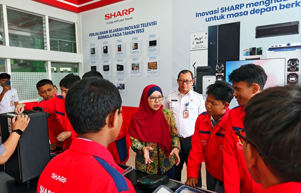 Lise Tiasanty dan Supandi sedang berinteraksi siswa Sharp Class di SMKN 35 Jakarta