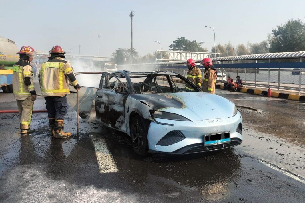 Mobil listrik BYD terbakar di jalan tol Cikampek. (Foto: PJR Tol Cikampek)