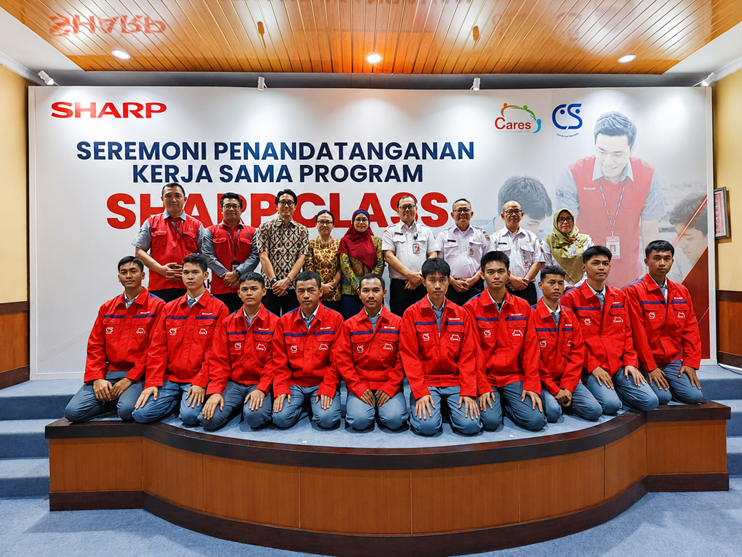 Sesi foto bersama perwakilan Sharp kepala sekolah SMKN 35 jakarta, perwakilan dinas dan peserta Sharp Class