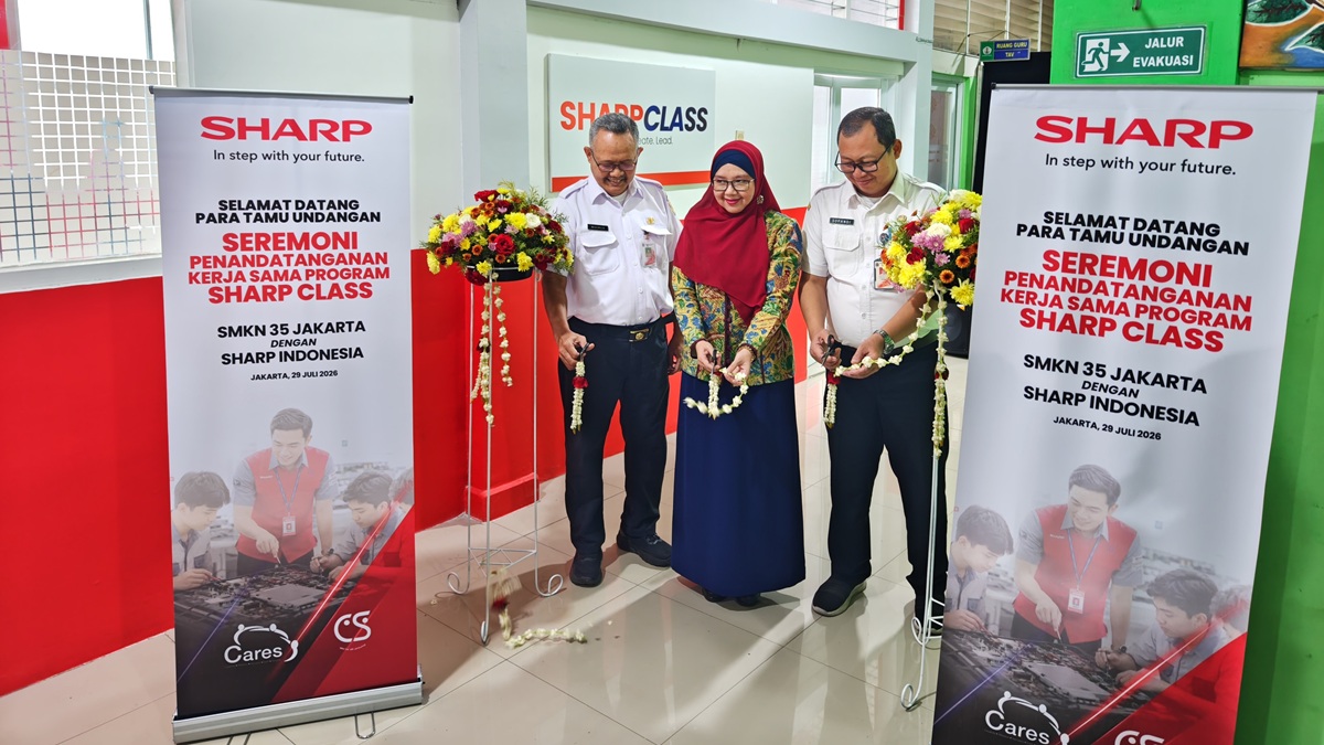 Sesi gunting pita yang dilakukan oleh perwakilan dari Sharp , perwakilan sekolah SMKN 35 dan perwakilan dari dinas pendidikan