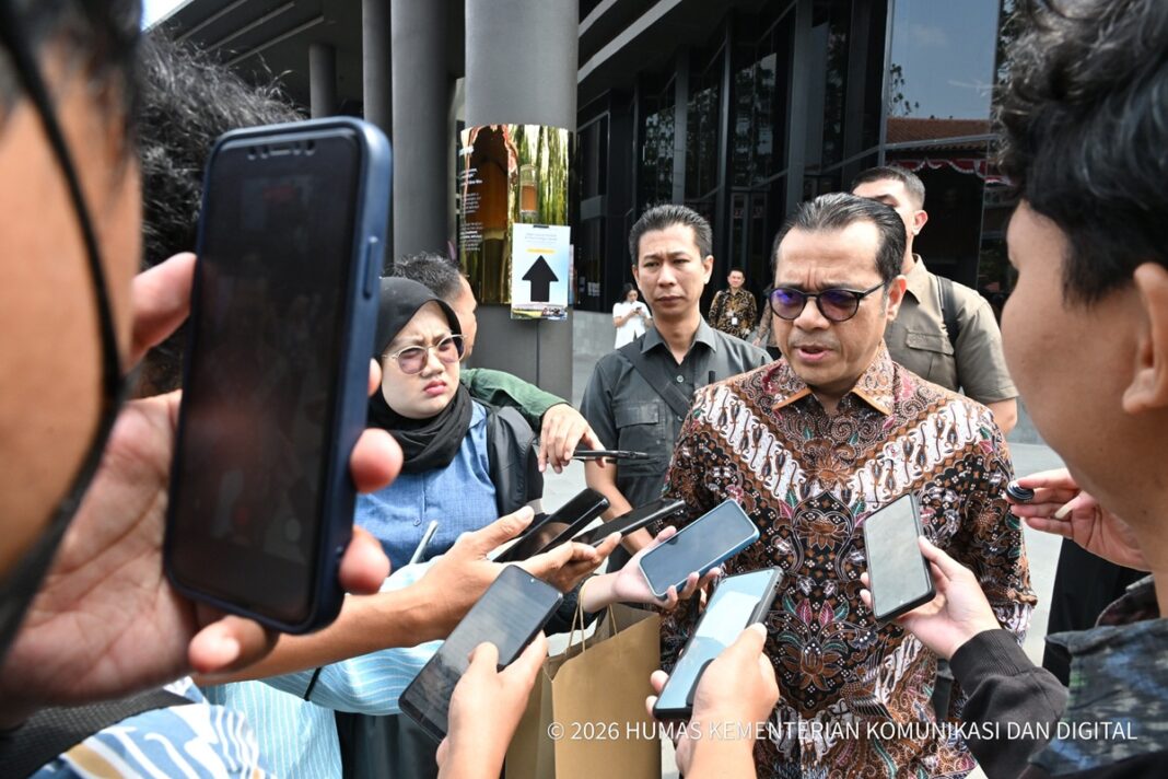 Wamenkomdigi Nezar Patria memberikan keterangan kepada awak media usai acara UGM Indosat NVIDIA AI Technology Center di Yogyakarta, Kamis (13/08/2026).