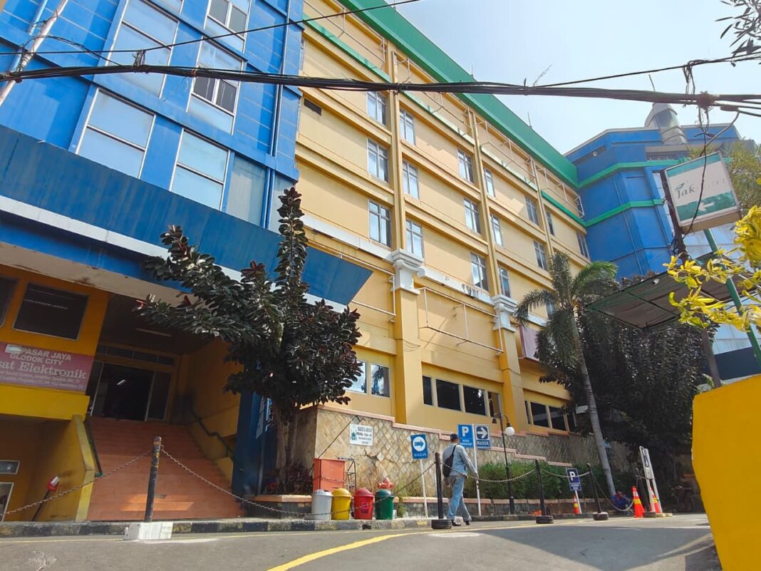 Gelombang E-Commerce Mengubah Model Bisnis Pedagang Elektronik Glodok di Jakarta
