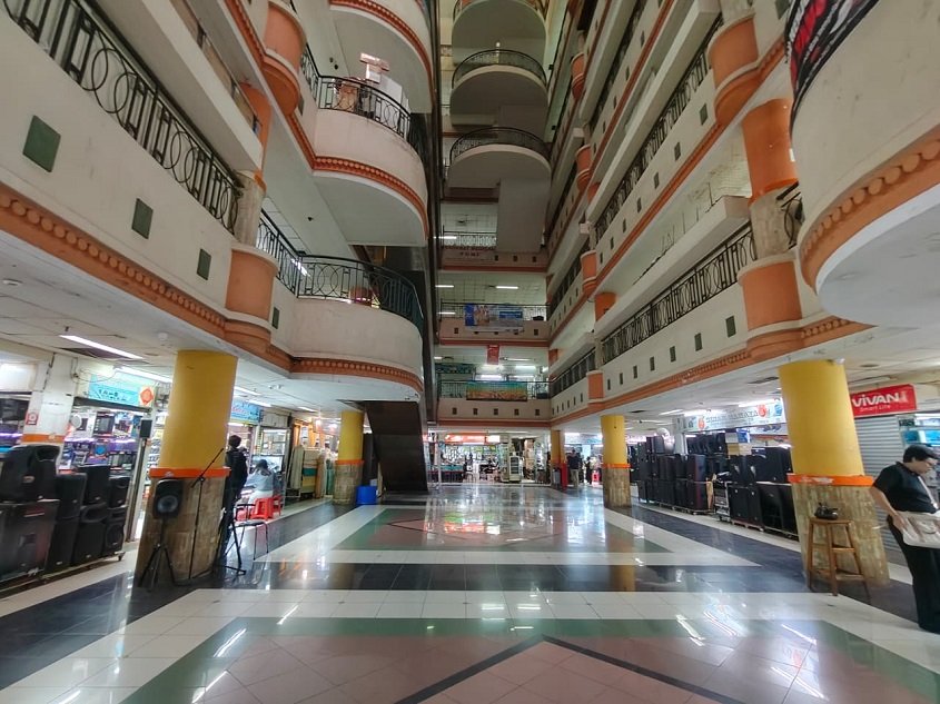 Gelombang E-Commerce Mengubah Model Bisnis Pedagang Elektronik Glodok di Jakarta