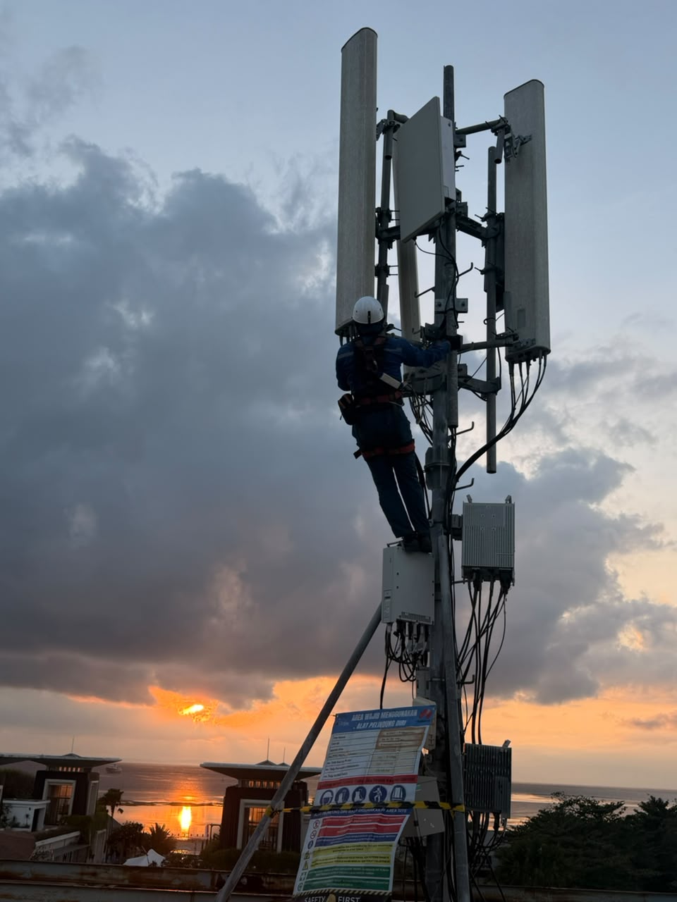 Teknisi XLSMART melakukan pemeriksaan perangkat BTS 5G yang berada di Tanjung Benoa, Kuta Bali. Sabtu (15/8) sebagai bagian dari upaya menjaga kualitas dan keandalan layanan telekomunikasi. Menyambut HUT ke-81 Republik Indonesia, XLSMART mulai memanfaatkan spektrum frekuensi 700 MHz dan 2,6 GHz secara bertahap untuk mendukung perluasan jangkauan dan peningkatan kualitas layanan 5G, sekaligus memperkuat konektivitas digital bagi masyarakat Indonesia.