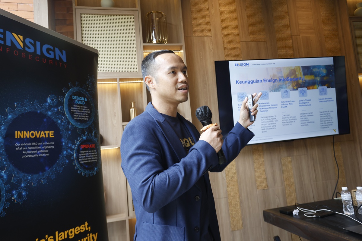 Head of Consulting Ensign InfoSecurity Indonesia, Adithya Nugraputra, memaparkantemuan utama dalam “Ensign Cyber Threat Landscape Report 2026 Media Briefing”,
termasuk perkembangan kemampuan model AI canggih dalam melakukan serangan siber
ofensif, di Jakarta, Rabu, 16 September 2026.