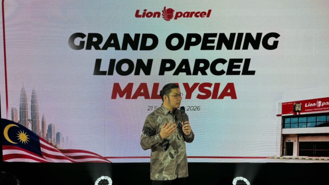 Farian Kirana, Chief Executive Officer Lion Parcel, menyampaikan sambutan dalam acara Grand Opening Lion Parcel Malaysia.