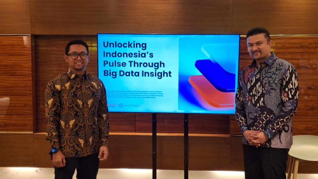 Ki- Ka_ Jockie Heruseon, Vice President of Data Solutions and Digital Financial Services, Telkomsel Enterprise dan Satchit Joglekar, Managing Director ASEAN for Snowflake