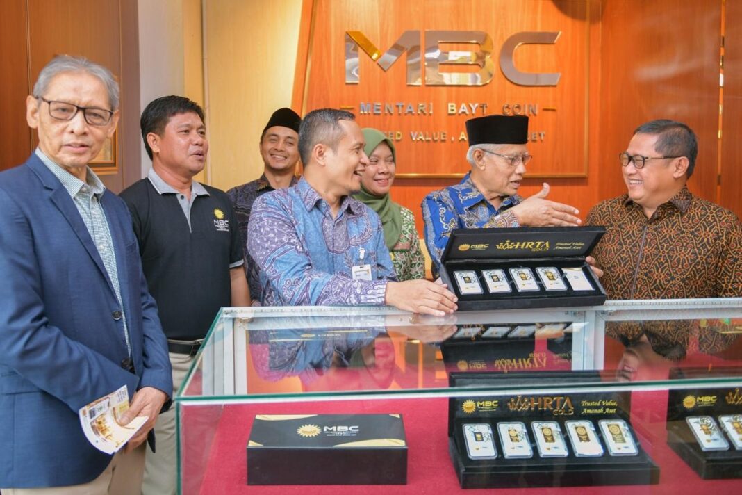 Direktur Utama Bank Syariah Nasional (Bank BSN) Alex Sofjan Noor (kanan) berbincang dengan Ketua Umum Pimpinan Pusat Muhammadiyah Prof. Dr. H. Haedar Nashir, M.Si. (kedua kanan), didampingi Ketua Majelis Pendidikan Tinggi, Penelitian dan Pengembangan (Diktilitbang) PP Muhammadiyah Prof. Dr. Bambang Setiaji, M.Si. (kiri) dan Direktur Utama PT Mentari Bayt Coin (MBC) Prof. Jebul Suroso (kedua kiri), seusai Grand Launching MBC Gold di Ballroom SM Tower Malioboro, Yogyakarta, Sabtu (19/09).
