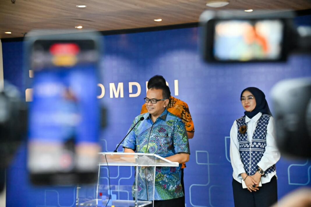 Direktur Direktur Strategi dan Kebijakan Infrastruktur Digital, Denny Setiawan bersama Sekretaris Ditjen Infrastruktur Digital, Ervan Fathurokhman Adiwidjaja, Plt. Kabiro Humas Komdigi, Farida Maharani Dewi saat memberikan keterangan kepada wartawan terkait Updating Implementasi Putusan MK Terkait Larangan Kouta Hangus di Press Room Kantor Kementerian Komdigi, Jakarta Pusat, Sabtu (3102026).